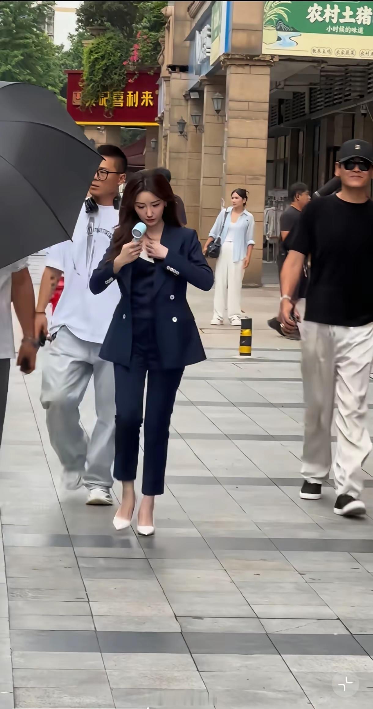 内地拍电视剧真实一点吧，谁家买菜用这个袋子＋这种高跟鞋还有精致的妆容…...