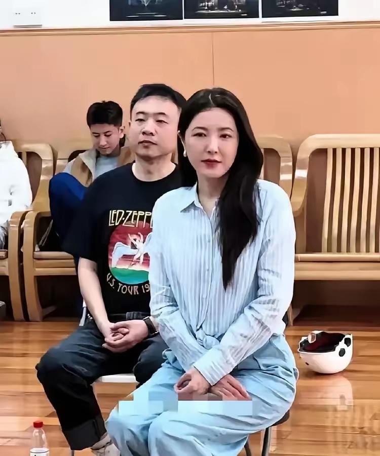 这届网友真的是人才，想了半天都没有想清楚，这51岁的曾黎就因为一条瑜伽裤被吐槽上