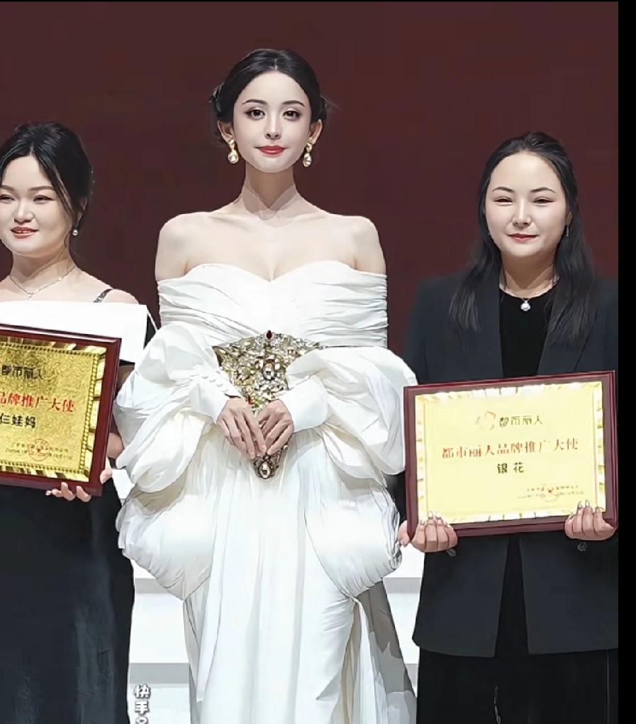 这就是明星和普通人的区别，旁边的女士站在这个位置已是人间龙凤了，没想到明星更加耀