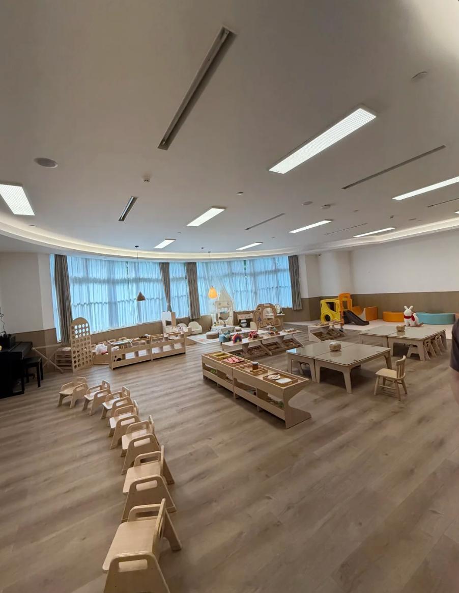 深圳前海栖湾里幼儿园，现在12个班，53个教职工。今年秋季新生53个，学费：保教