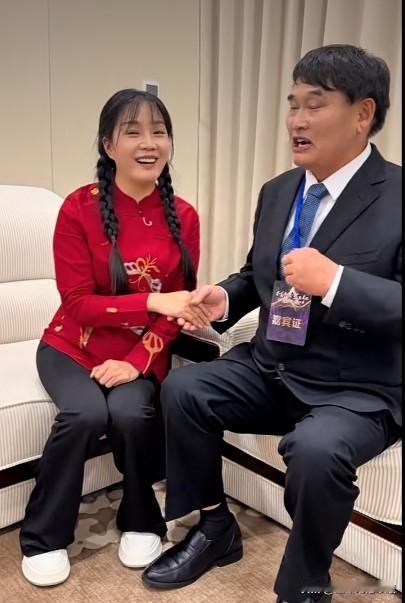 大衣哥朱之文参加网红小土妹出道三周年庆典，小土妹对大衣哥朱之文的到来真的是太高兴