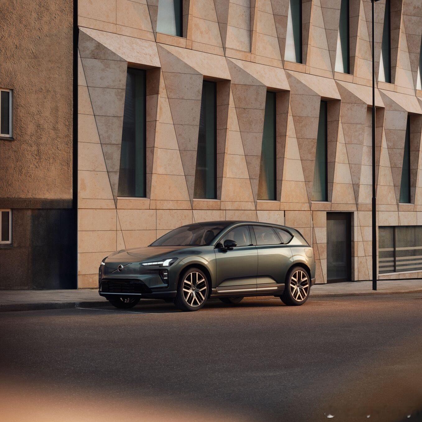 沃尔沃EX60官图曝光这比例。。。沃尔沃坚持的长L113呢？怎么到了电车上全变了