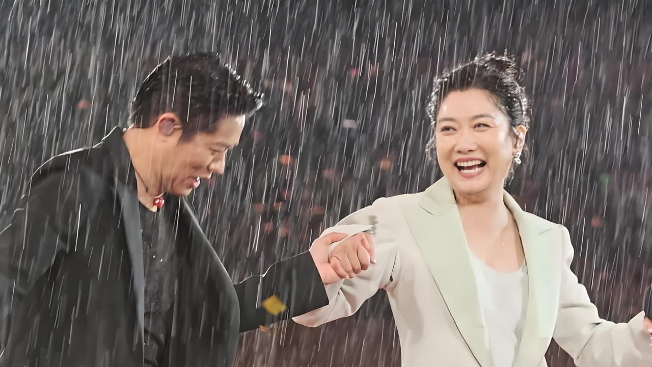 暴雨砸不垮的演唱会，才是真传奇！厦门那晚，天漏了，但凤凰传奇的舞台却燃炸了。