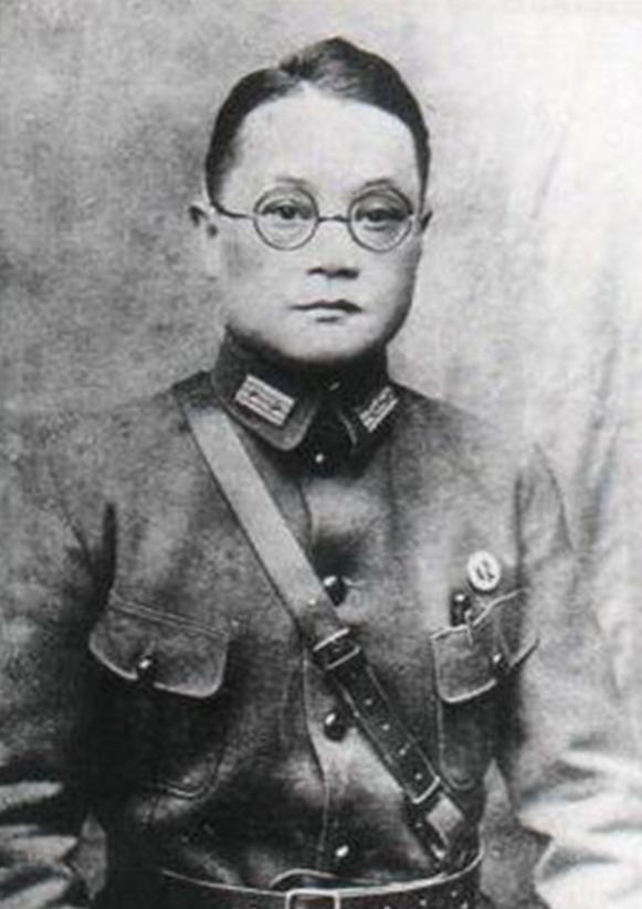 1949年，国军上将潘文华决定起义，却发现七姨太是特务，为了不打草惊蛇，他对七姨