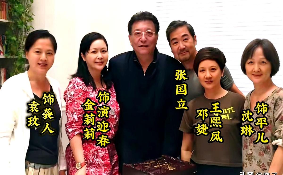 87版红楼剧组又聚了，这情谊快40年了真不是盖的。最近照片里，王熙凤（邓婕）