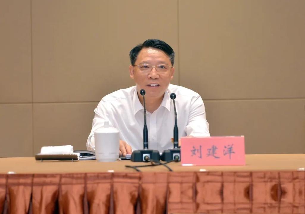 昨天还在给干部队伍把关，今天自己却成了被审查的对象。8月31日，一则重磅消息打破