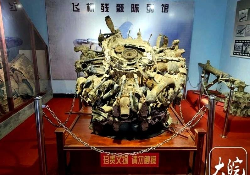 2013年10月16日，安徽望江渔民马金兵，正在长江里捞螃蟹。突然，他大喊一声：