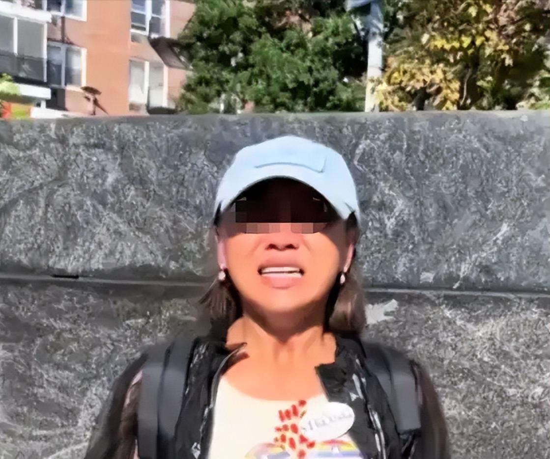 纽约街头，一个中国女子站在露天里，情绪完全崩溃，眼圈红透，眼泪不停地顺着脸往下淌
