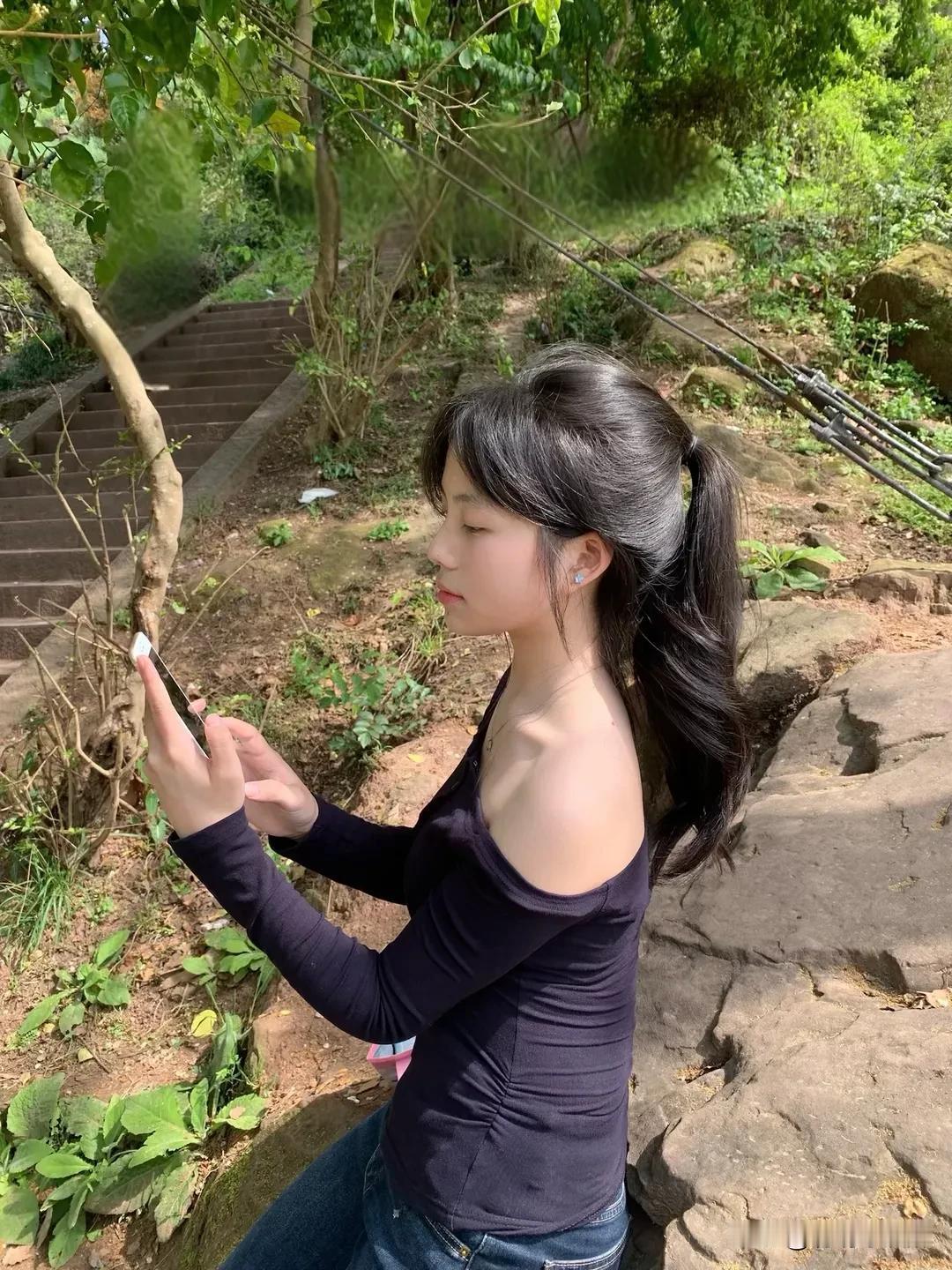 绿意漫山，少女入林野。轻纱拂过枝桠，光影碎成诗行。每一步都踩响自然的
