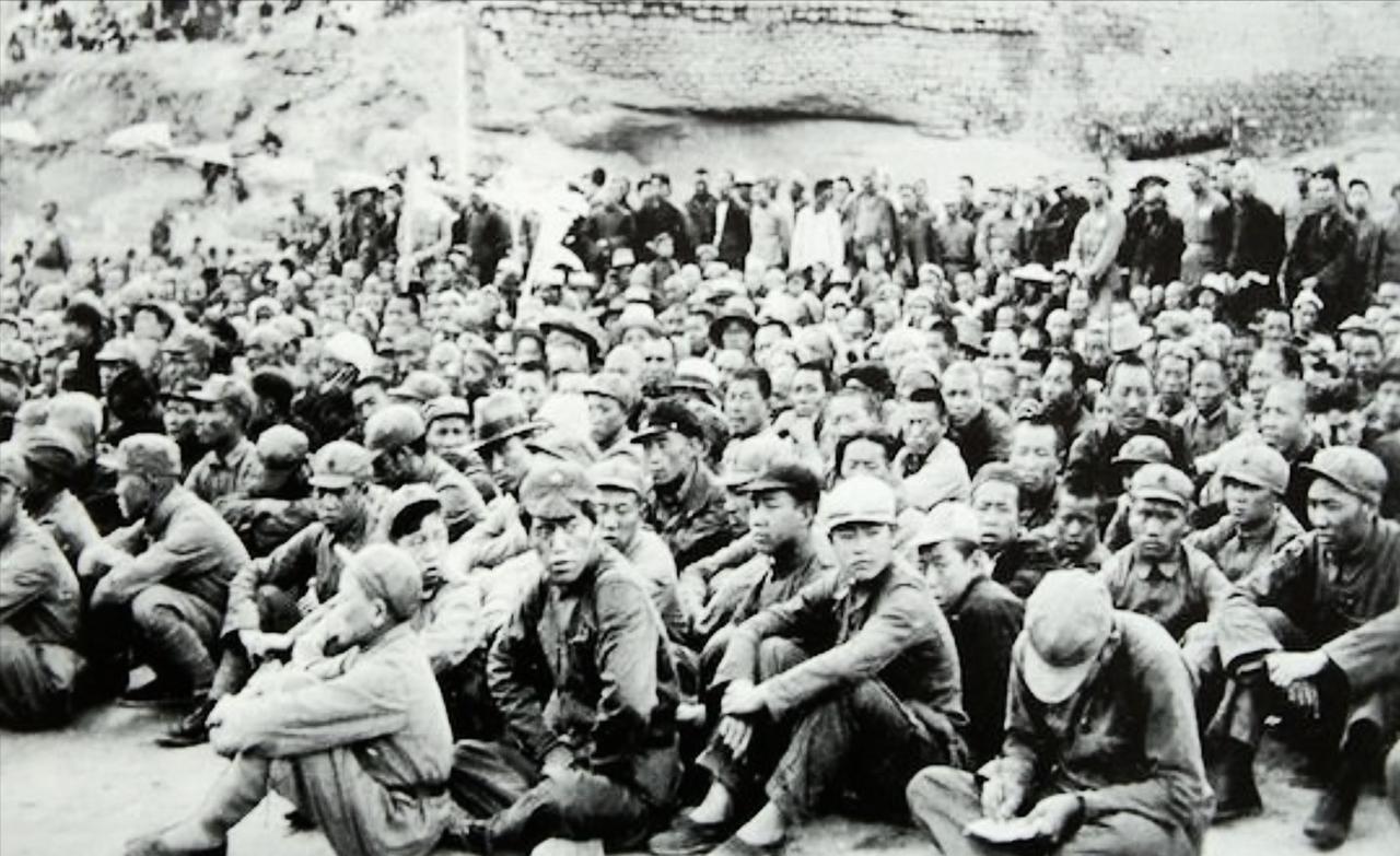 1931年，作为上级“三人团”的代表，任弼时刚刚抵达江西苏区。当即，他宣布了上级