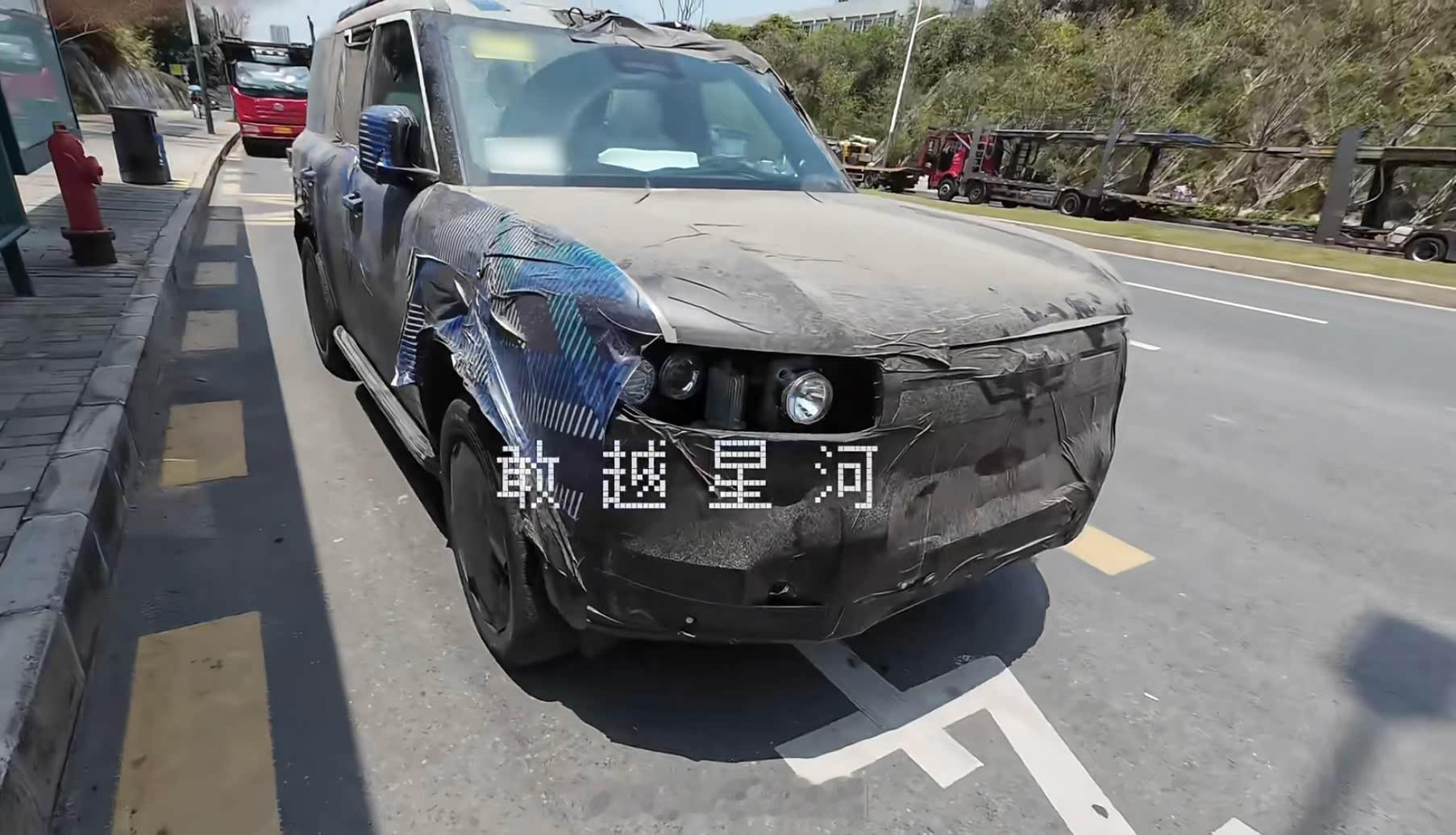 疑似方程豹钛7谍照，城市SUV版本的豹5？葱爆新车“骡车”套着豹5的外壳车身比钛