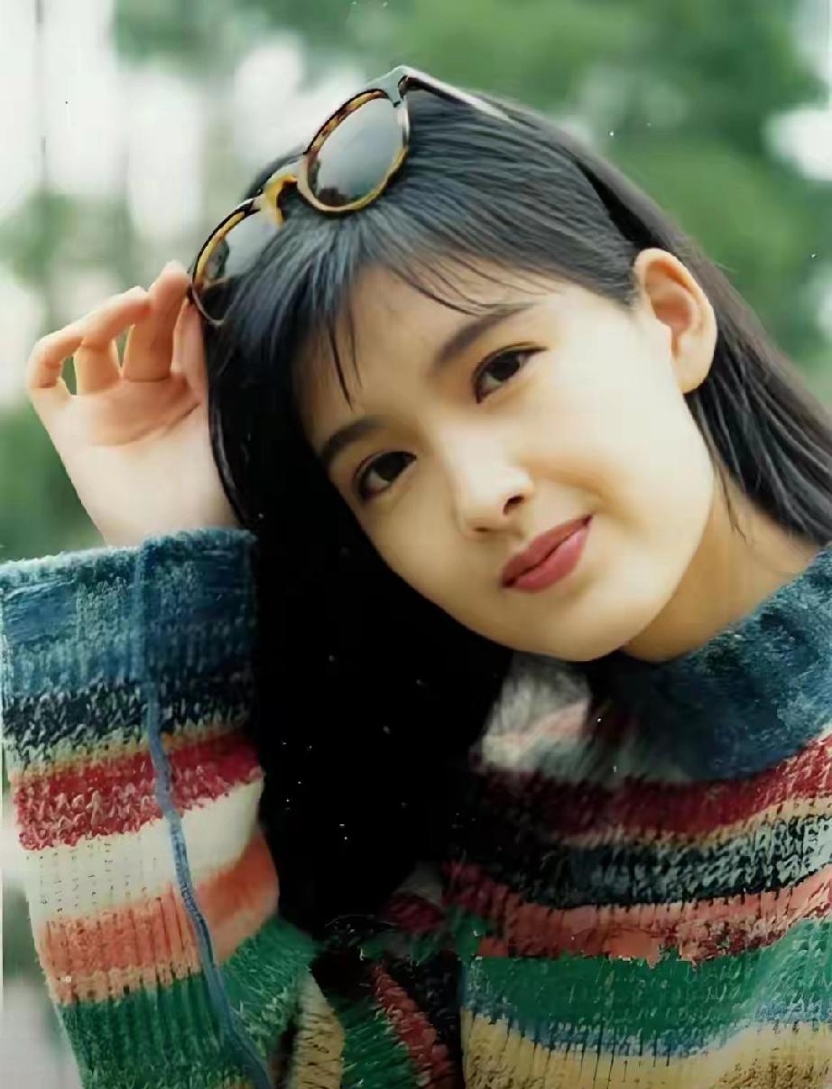 58岁周慧敏首登春晚！冻龄惊艳全网，一生遗憾让人心疼2026春晚，周慧敏首