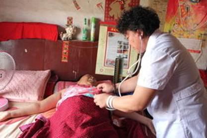 孕妇在超市被小孩用推车撞了肚子, 小孩家长却说: 怀个孕这么矫情