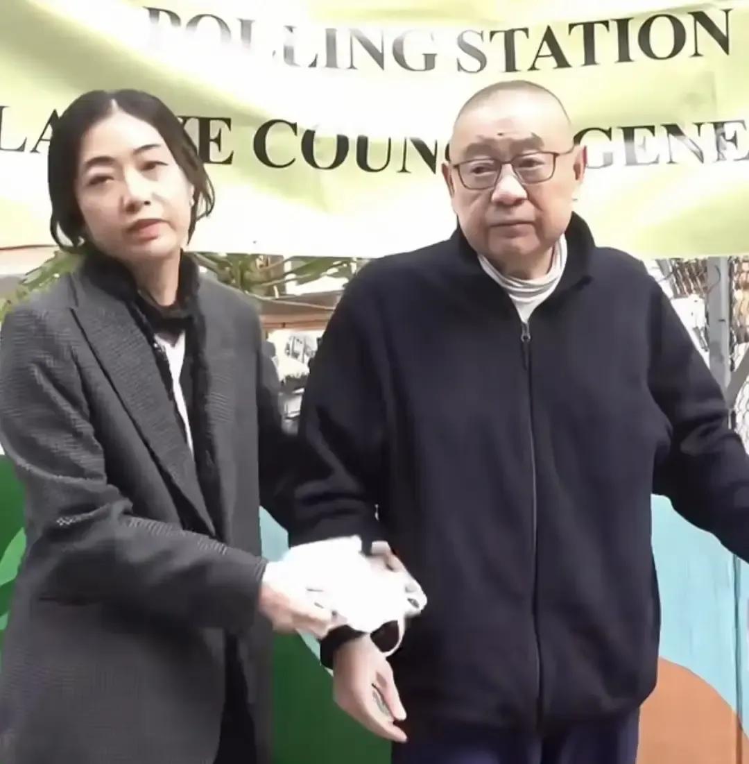 刘銮雄在甘比陪同下，坐轮椅投票站亮相引发热议，照片视频在网上疯传。其实，刘銮雄