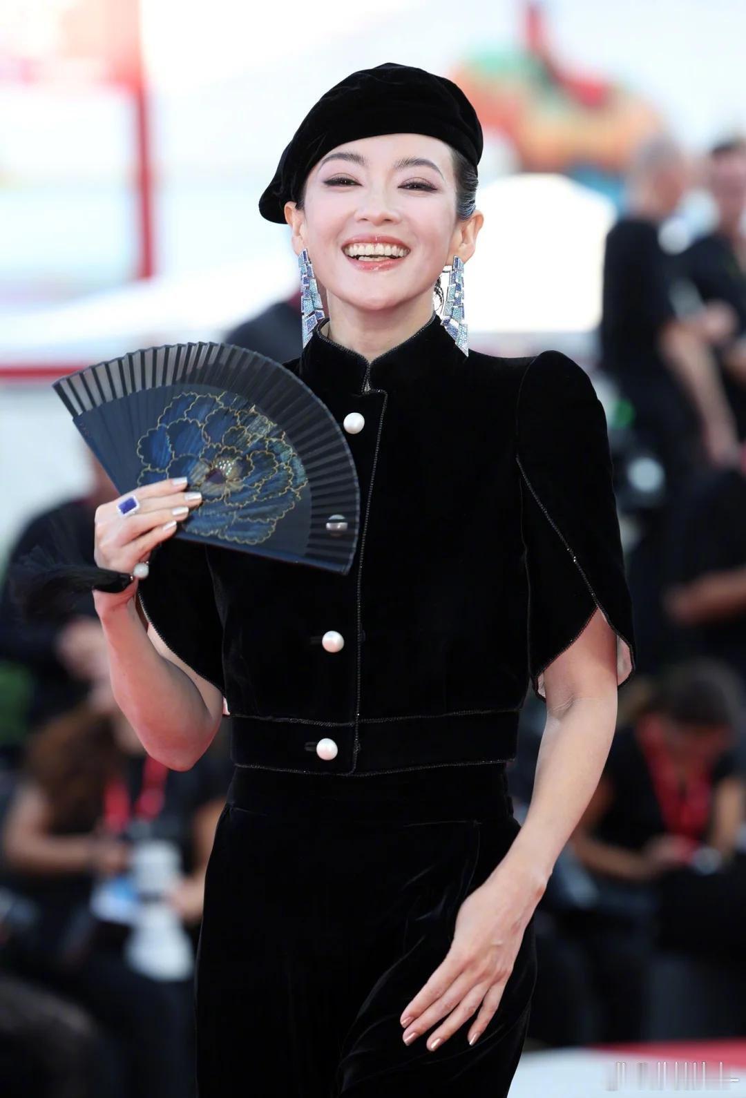 离婚后的章子怡真是太惊艳了！她一身黑装配贝雷帽走红毯，45岁依旧美得让人惊叹​