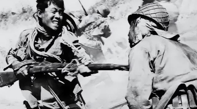 1941年，日本少将当众残杀八路军干部，杀完还对他进行肢解，一个伪军看到这一幕，
