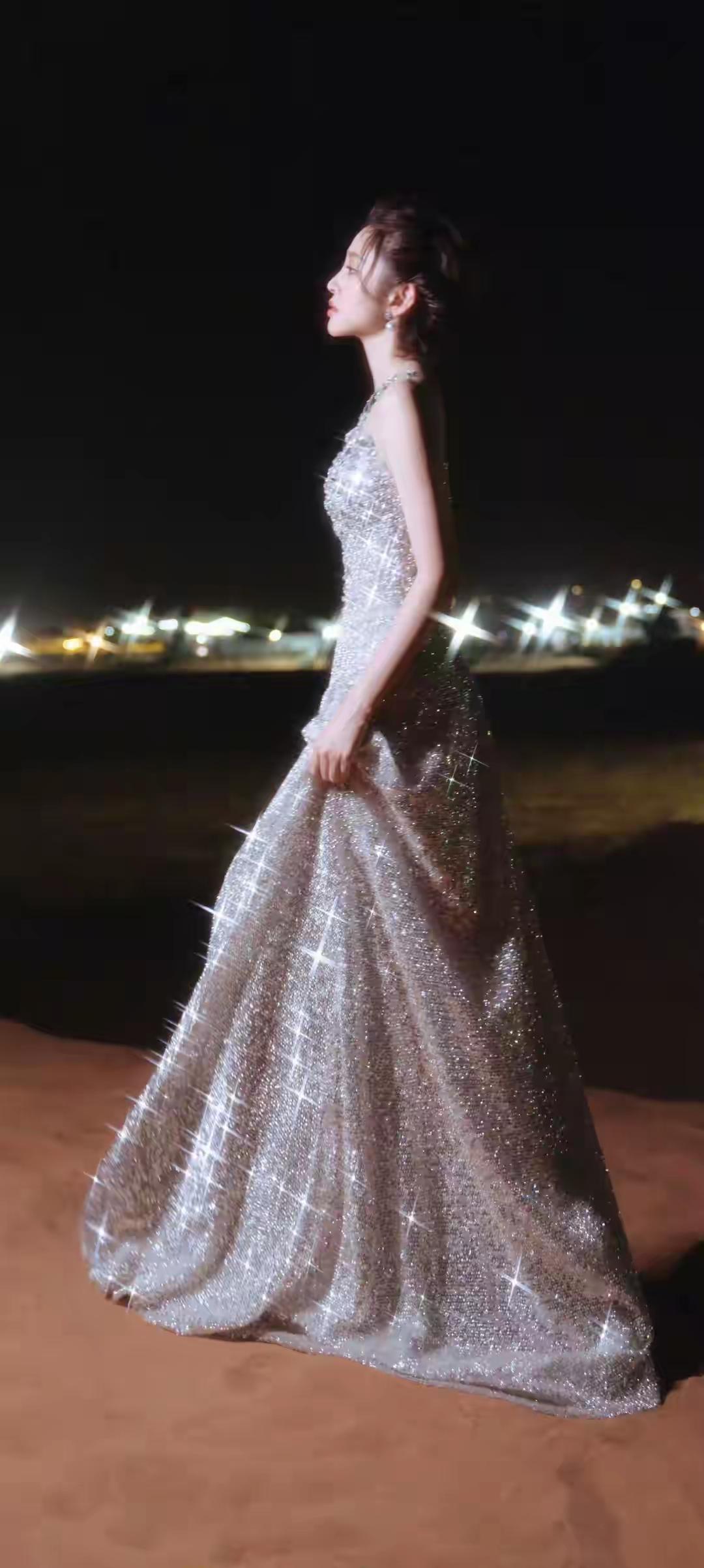 唐艺昕可爱多一点，干爽多一点