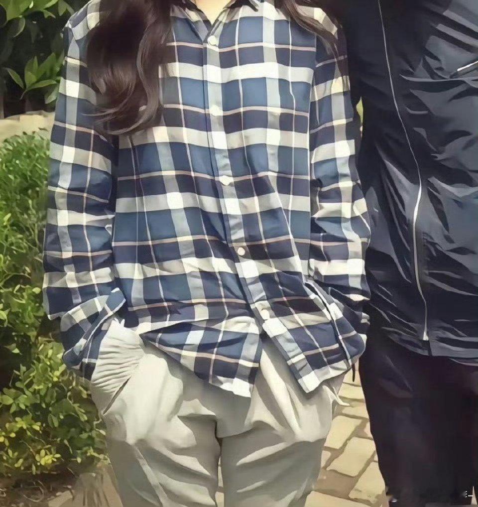 要是遮住脸，完全就是木讷的直男穿搭​​​