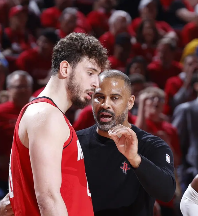 火箭随队记者发文谈到球队现状。他写道：“是的。费尔蒂塔和拉斐尔·斯通（球队管理