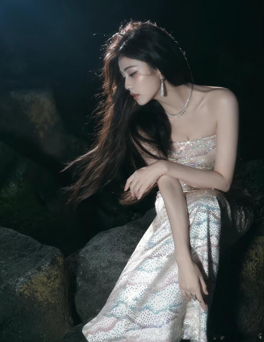 白鹿给深夜等候的粉丝比520白鹿抵达长沙录制综艺看到姐姐对着粉丝比520的那一刻