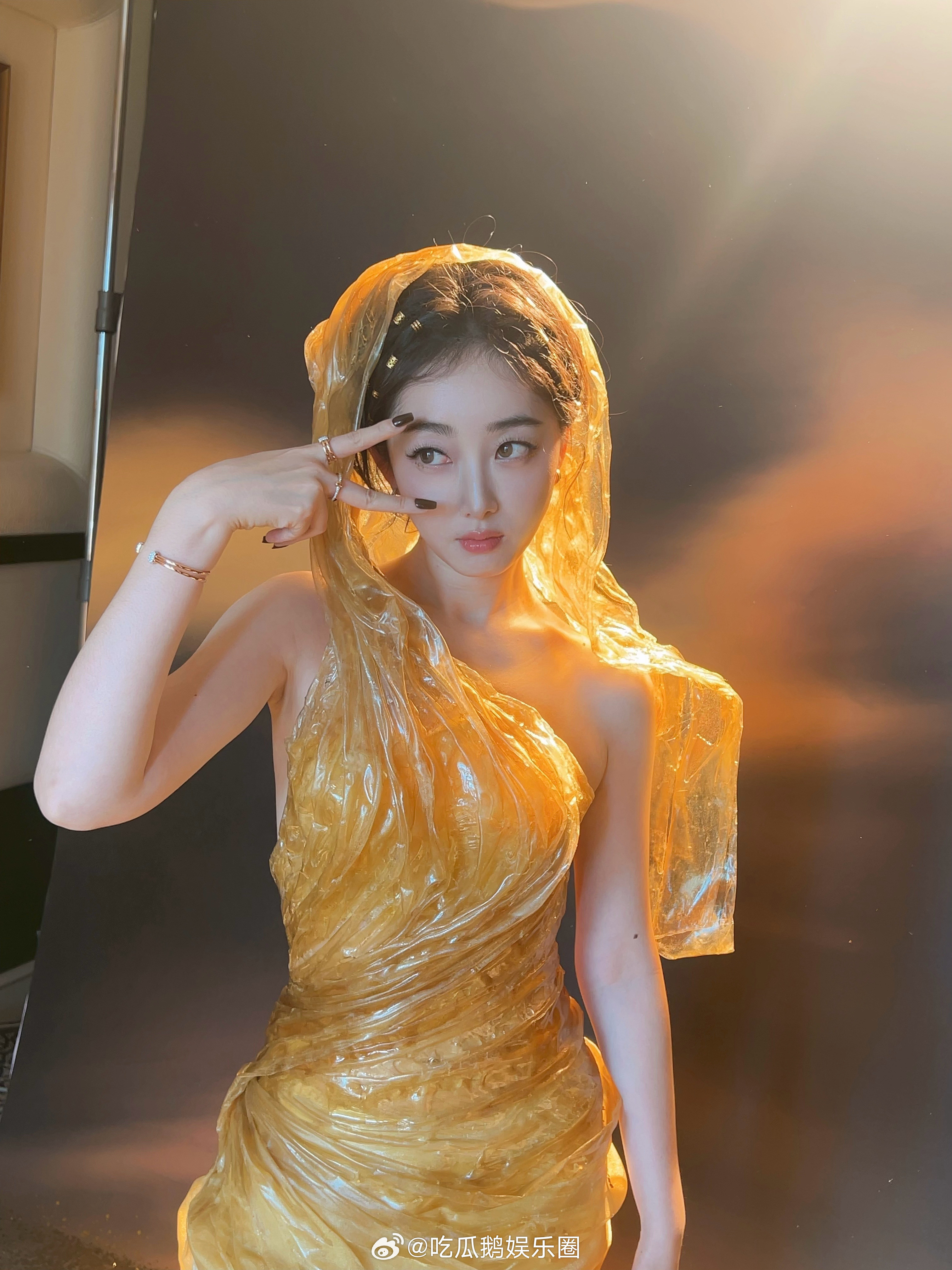 金色流光与温婉气质相映成趣，蒋梦婕既庄重典雅又灵动非凡，完美定义了新时代女神。