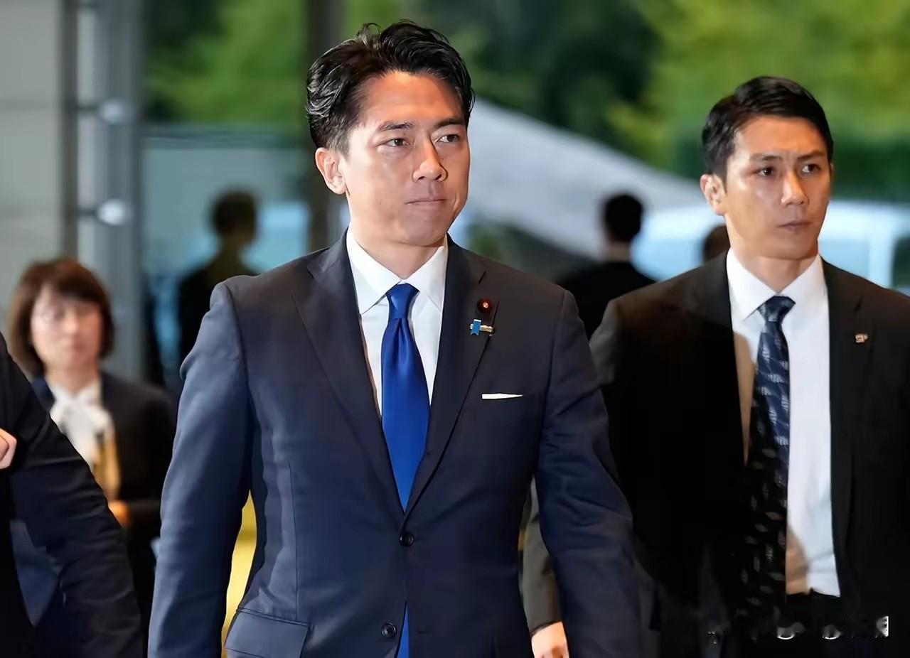 这个家伙非常激进，它根本不管国际社会反应，强行在今天参拜靖国神社。据CCTV