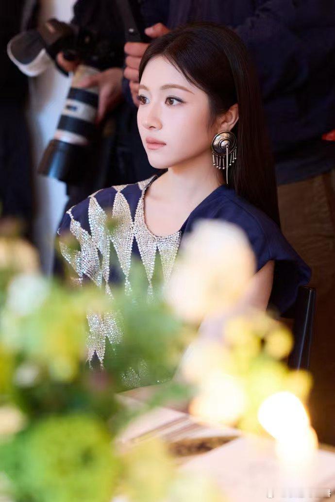 李兰迪长羽毛错位图被李兰迪这组图美到了！礼服的亮片和光影错位，像长出了羽毛，灵