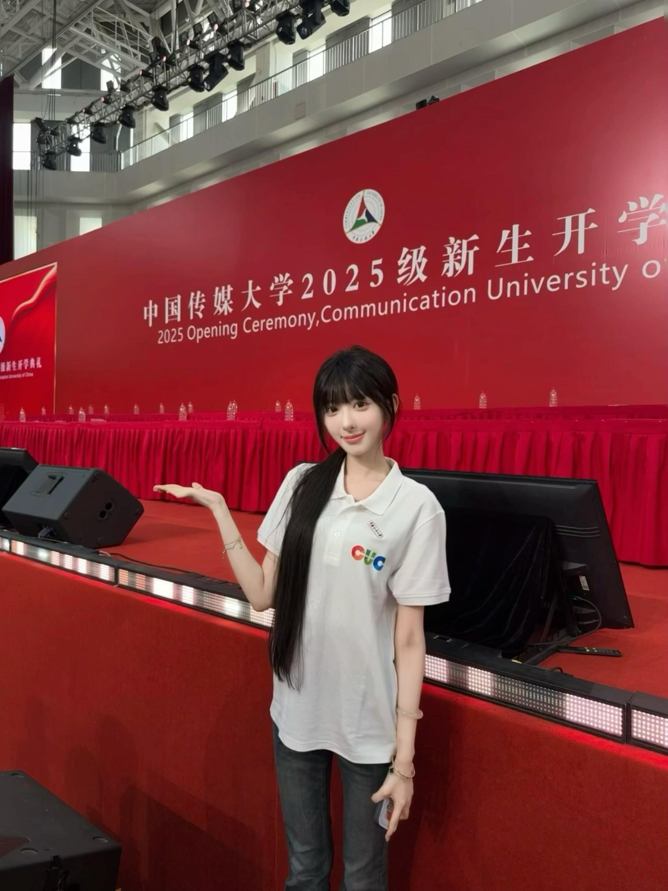 刷到中传开学典礼上的胡馨怡（之前素颜艺考被擦妆五次的美女🪭​​​