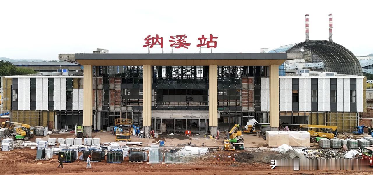 隆泸叙铁路的纳溪、泸州西以及福集三个火车站房闪亮登场。这三个火车站都具备客运功能