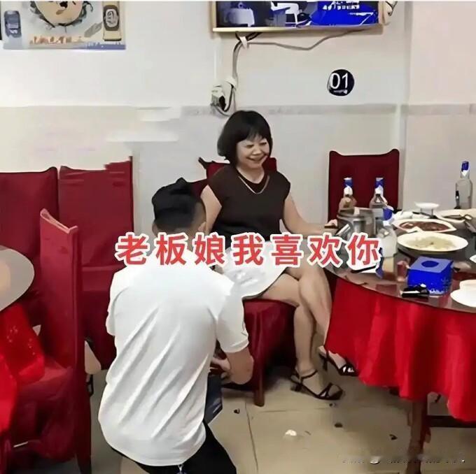 26岁打工小伙当众求婚50岁富婆大妈害羞点头，兄弟直呼：一步到位少拼三十年现