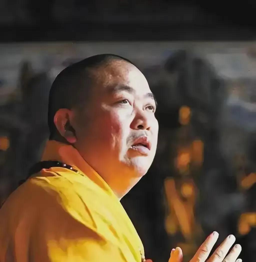 释永信俗名刘应成，1965年生于安徽颍上。1981年到少林寺，师从释行正长老