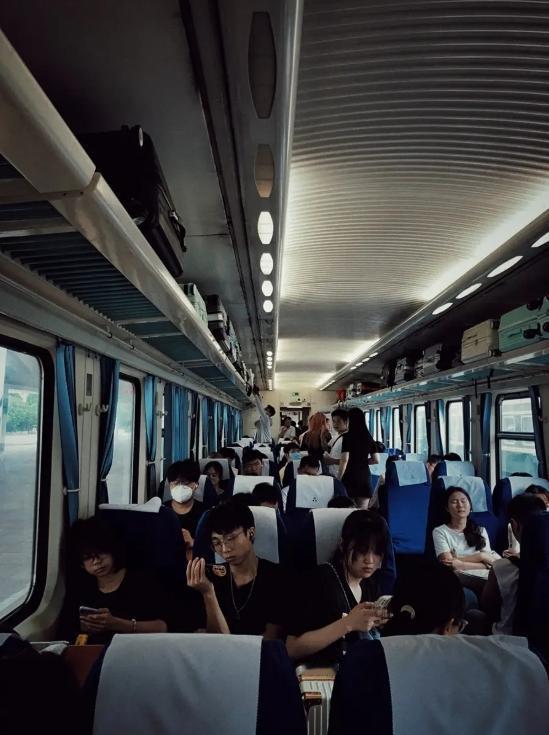 飞机“懵了”，高铁“傻了”。谁能想到，2026年春运会掀起一波这么反常的潮流？我