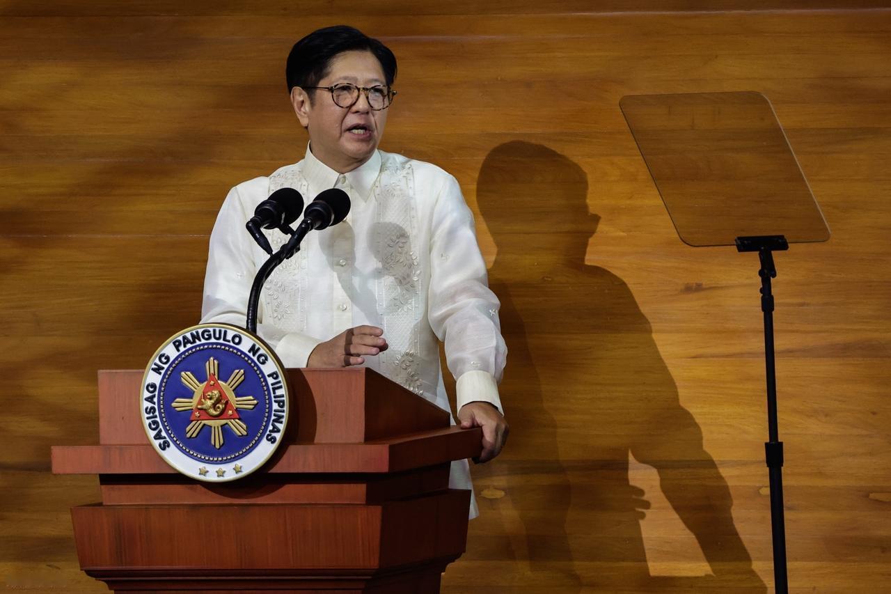 刚刚发生小马科斯喊话12万菲军：一定要效忠国家，而不是个人或者团体12月1日