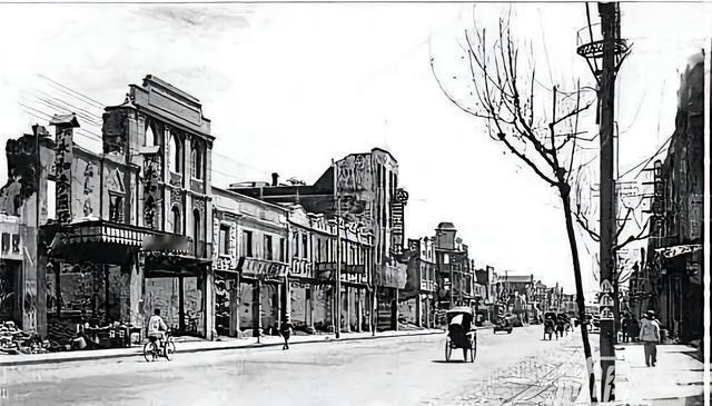 1949年夏，一位身着破旧中山装、拄着拐杖的瘸者，伫立在刚解放的南京市政府门前，