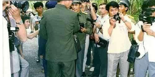 1979年6月友，中越最后一批战俘交换现场人头攒动。就在一名越军青年即将被推过国