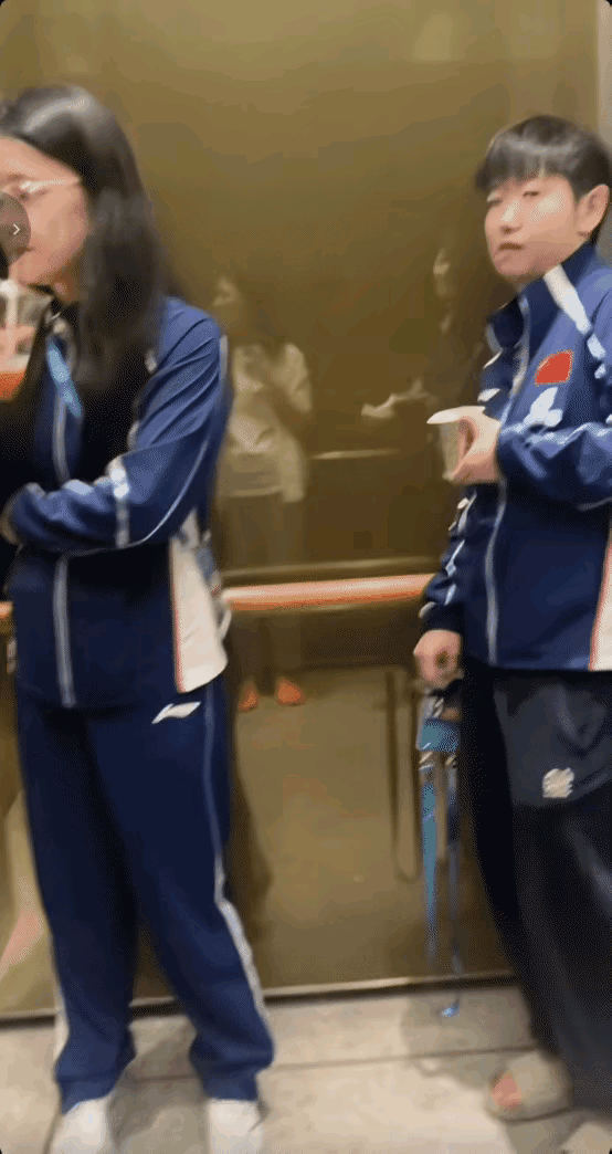 莎莎的小眼神有种“威摄”感！球迷本事也大，竟然跟着莎莎进电梯了。进去就进去呗，