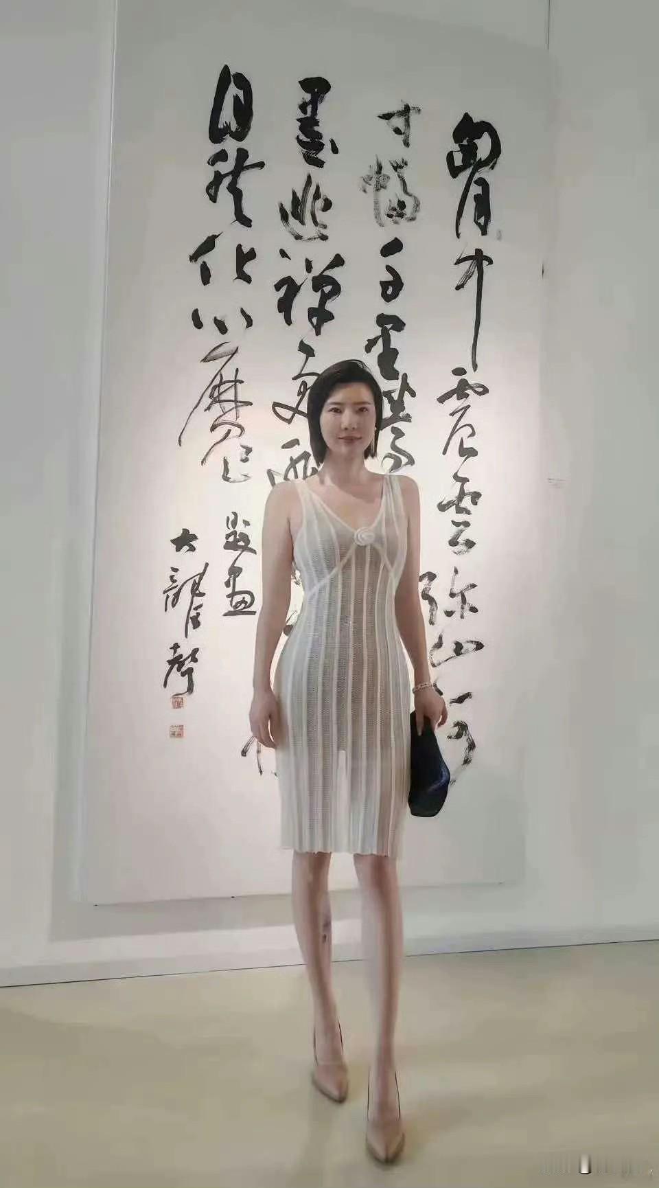 都说狂草和美女最配，这一点在这张照片中身上得到了完美的体现。书法美，人更美，