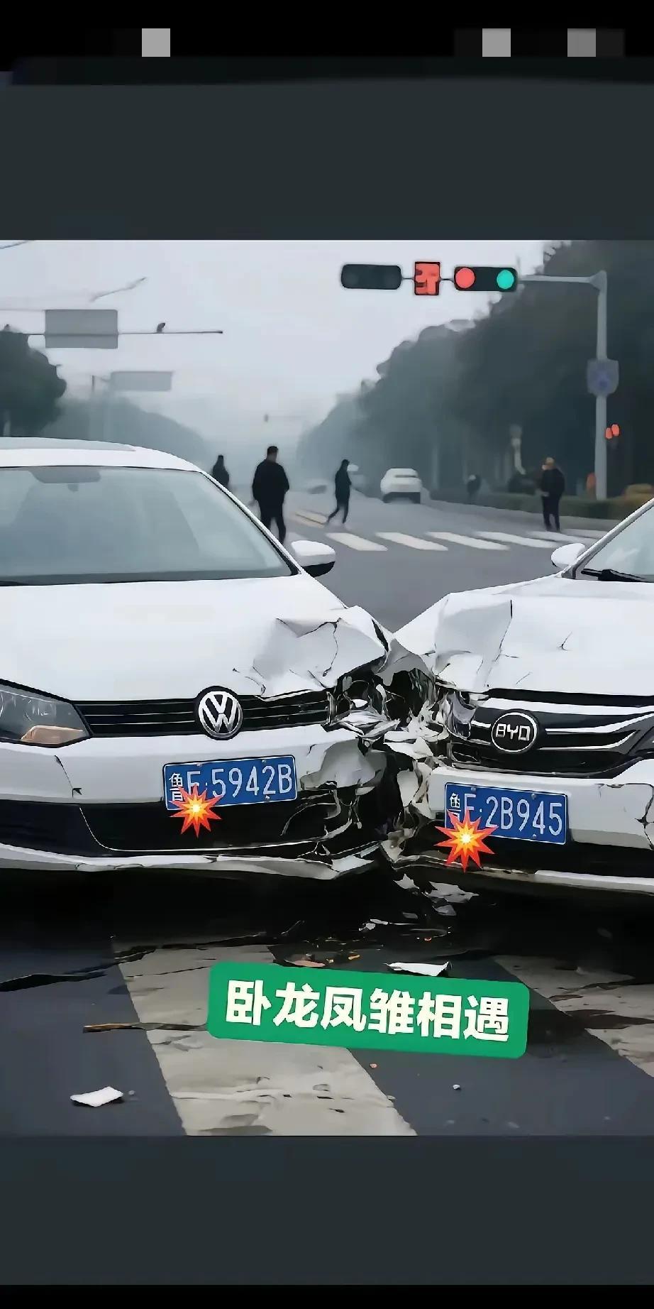 撞车撞出搞笑的梗鲁F.5942B与鲁F.2B945相车相撞，撞出了新高度，翻译