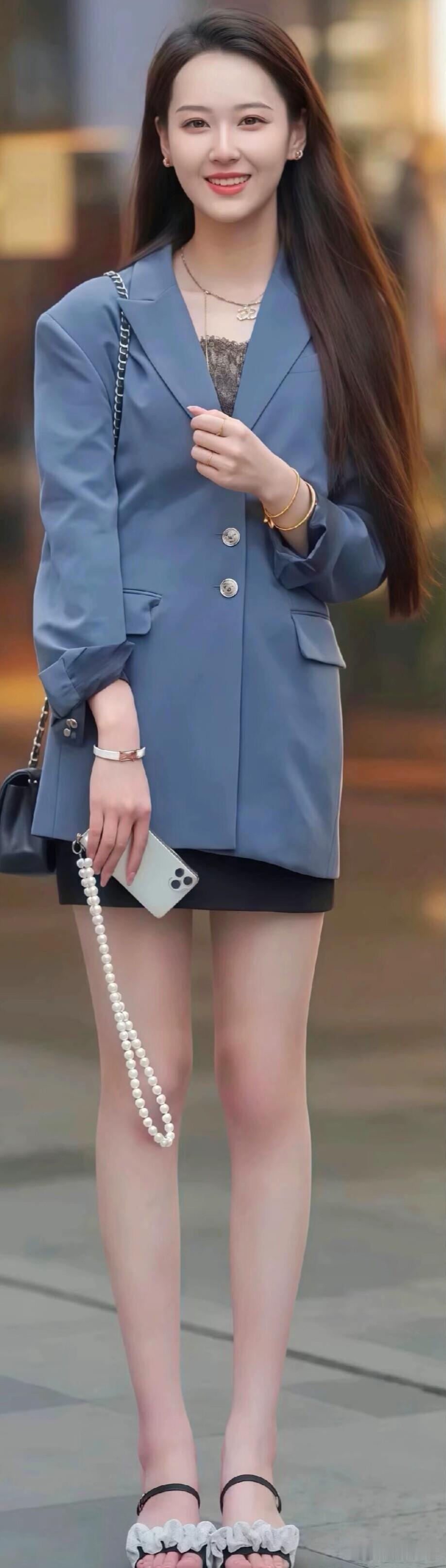 雾霾蓝长款西装简约大气，内搭蕾丝增添柔美感，搭配黑色短裙，刚柔并济。精致配饰点缀
