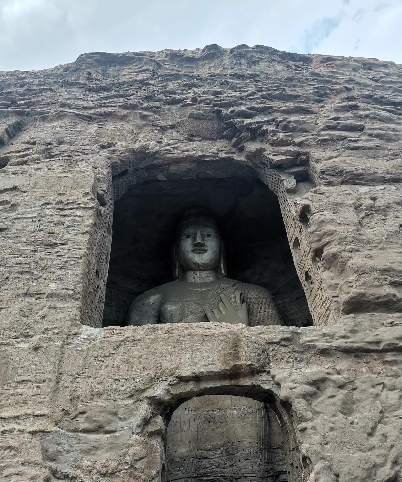 这次去山西逛了一圈，才真正明白什么叫文化底蕴。晋祠里的圣母殿，那宋代的雕塑个个