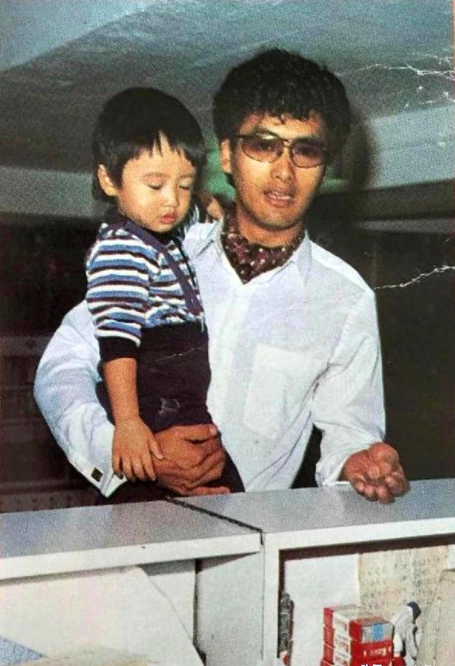 你有没有想过，娱乐圈里的缘分有时候比电视剧还巧？1983年，28岁的周润发怀里