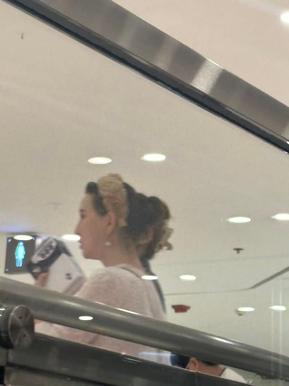 香港偶遇张予曦和妈妈逛街香港偶遇张予曦和妈妈逛街，果然明星里的淡颜在现实里还是