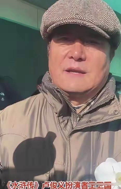 何晴没有那种养儿防老的意识呢，生病以后，是自己住的，没让许何来跟自己住，甚至需要