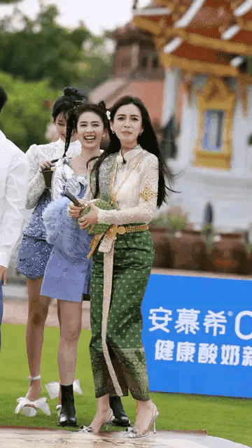白鹿这身装扮还挺有意思。天气炎热，她身穿长袖短裙，衣袖带绒毛，脚踩中跟靴子，也