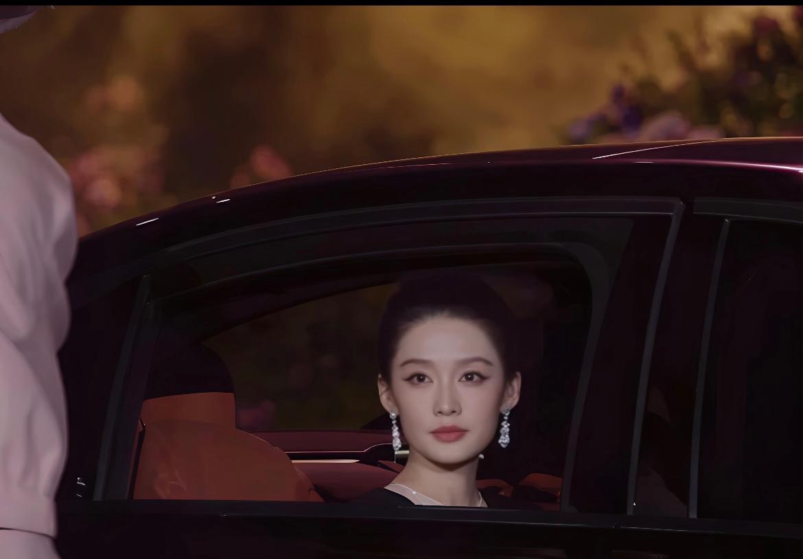 刚看到李沁走红毯的动图，我才明白什么叫“气质美是无法复制的”。没有夸张的动作，也
