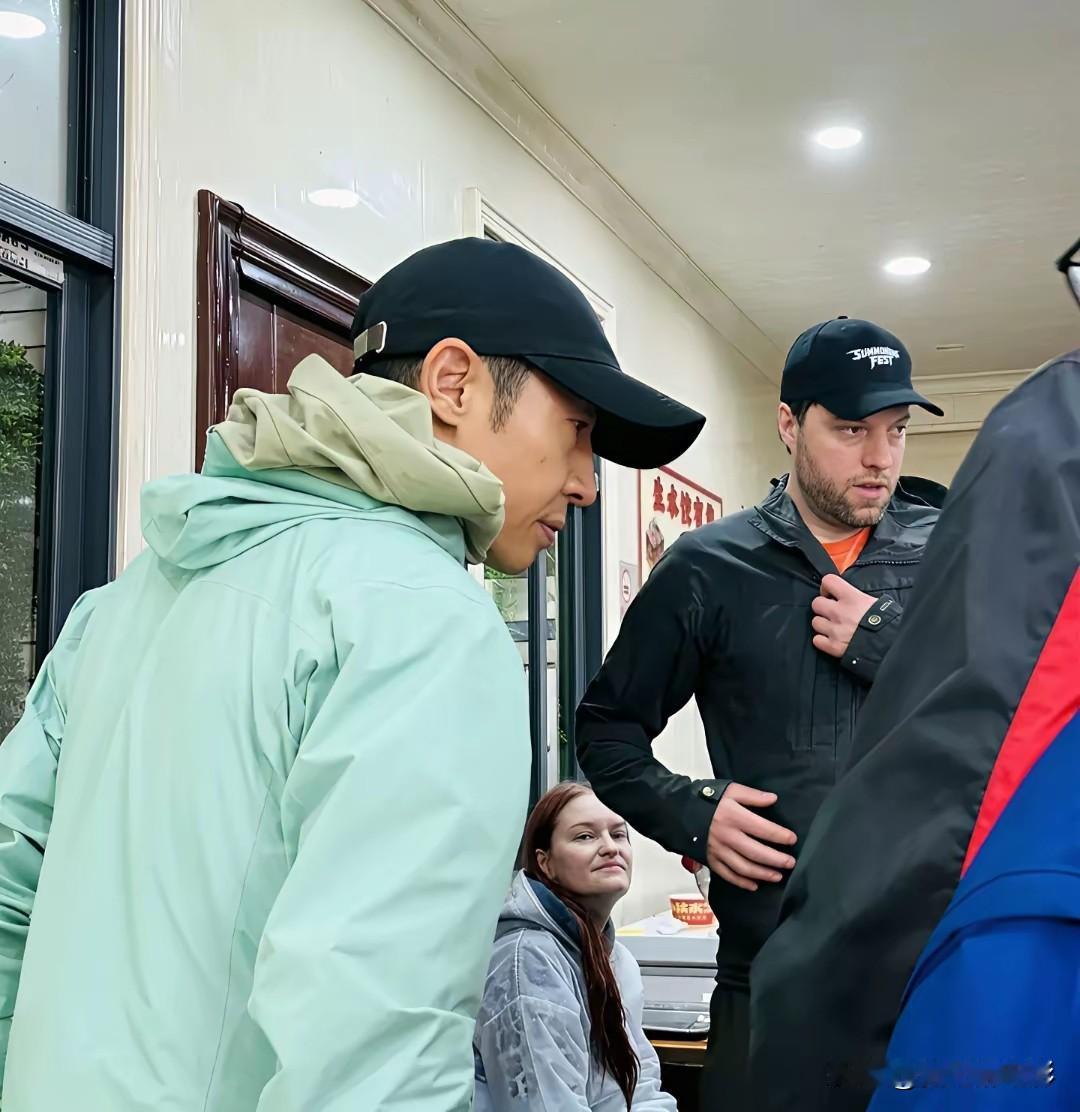 撒贝宁这个女婿做的很到位了！今年五一，小撒是真忙坏了。他把岳父母接到武汉玩，