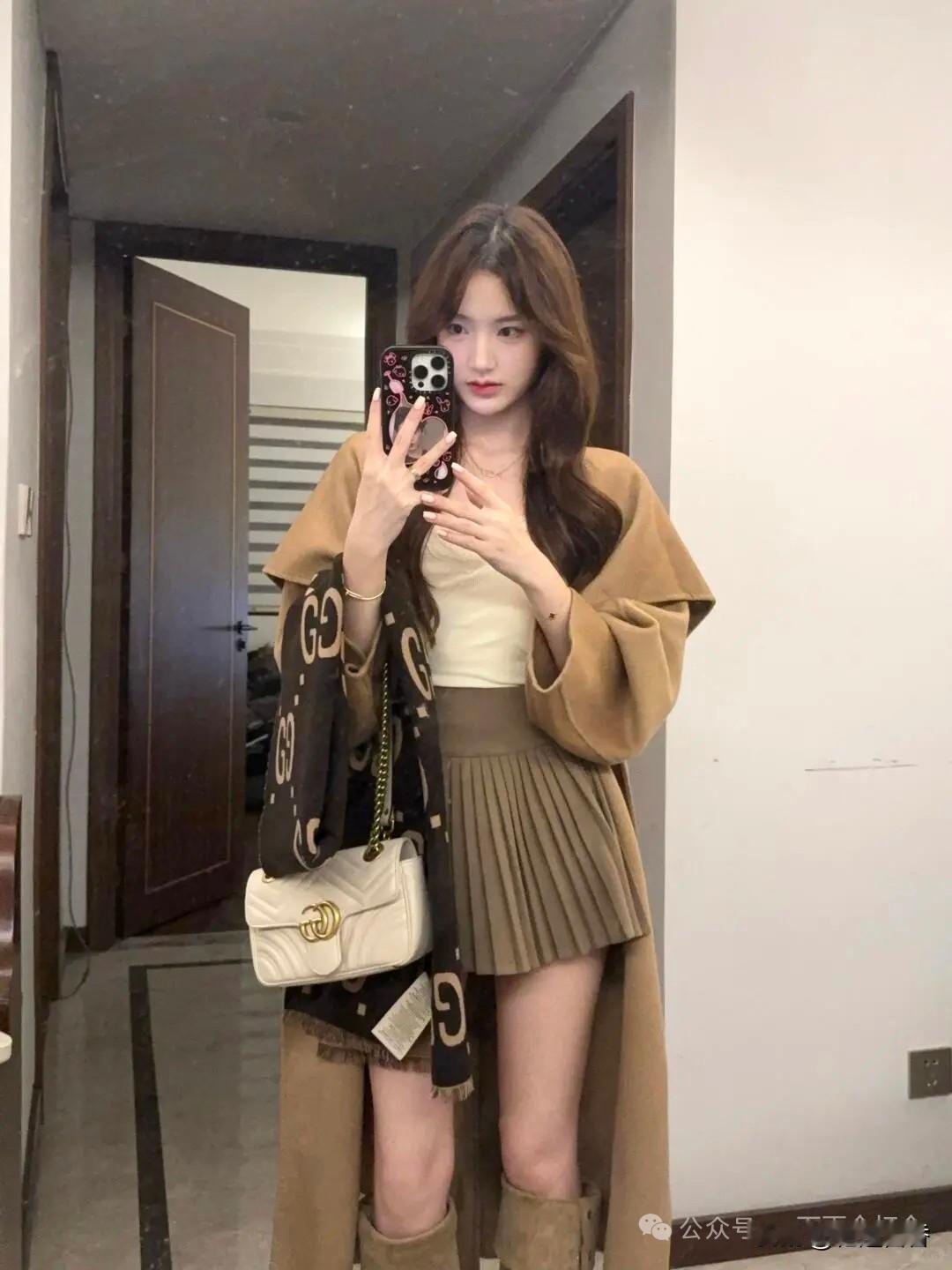 时尚穿搭指南：秋日暖阳下的优雅造型！