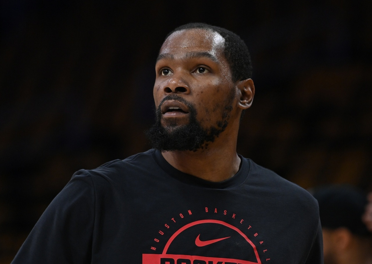 “杜兰特能否出战G2仍不确定。据我了解，杜兰特的右髌腱遭受深度挫伤，他是在上周三