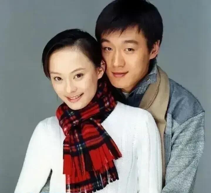 这是演员孙俪和佟大为在20年前后的合影对比，当时他们因为一起拍摄电视剧，进行活动