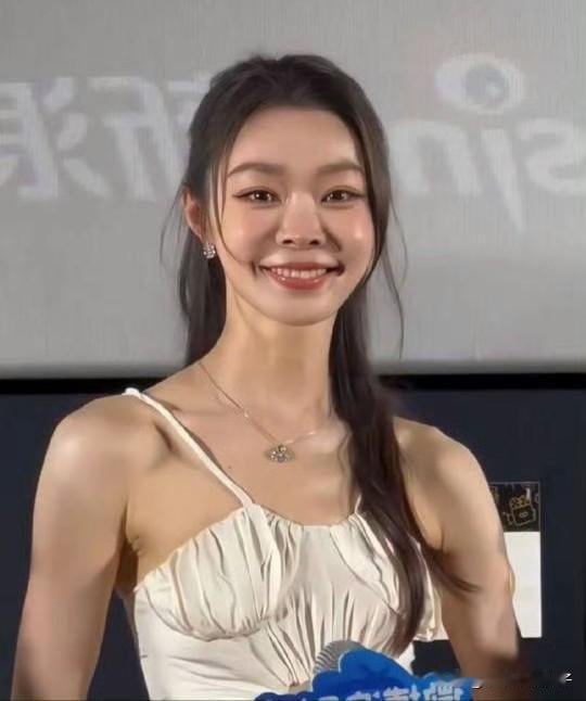演员宋轶，这是得罪造型师了？[捂脸哭]8月31日，演员宋轶登上热搜，这一次，不是